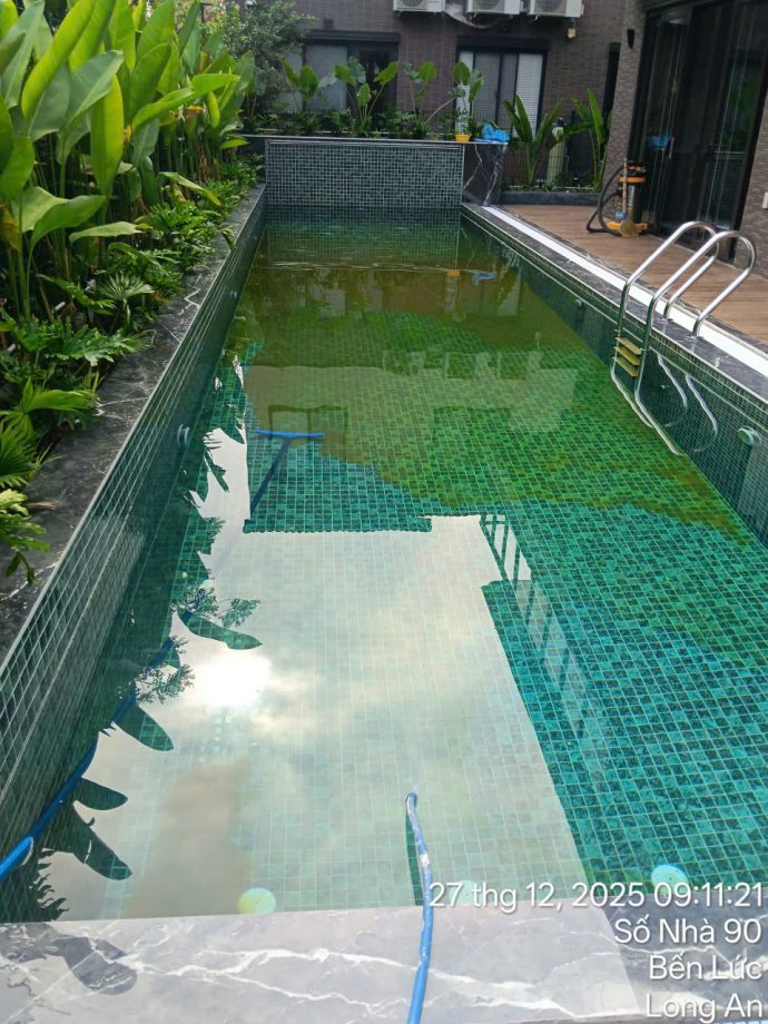 Vệ sinh hồ bơi tại Long An