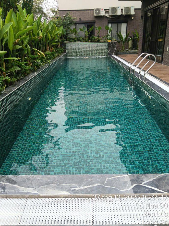 Vệ sinh hồ bơi tại Long An
